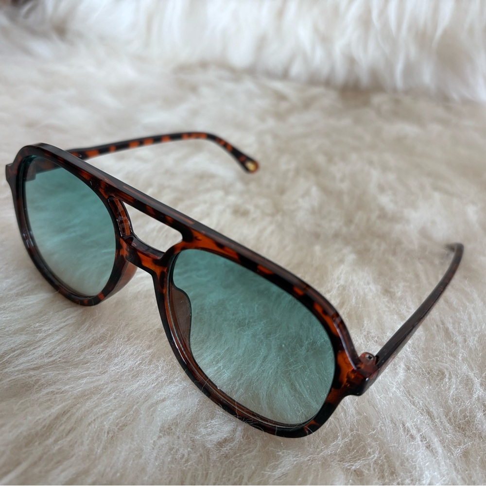 Tortoise Shell Sunglasses with blue Lenses